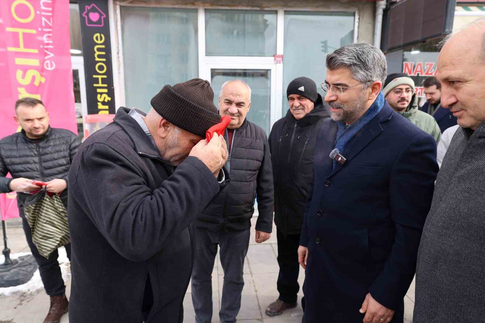 Başkan Küçükoğlu Aziziye’de bayrak dağıttı
