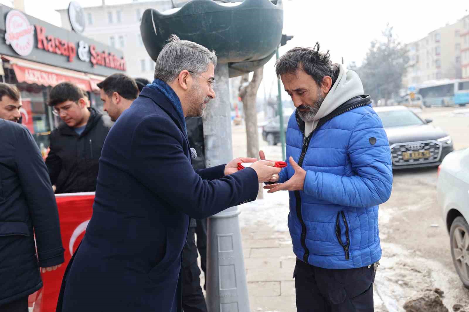 Başkan Küçükoğlu Aziziye’de bayrak dağıttı
