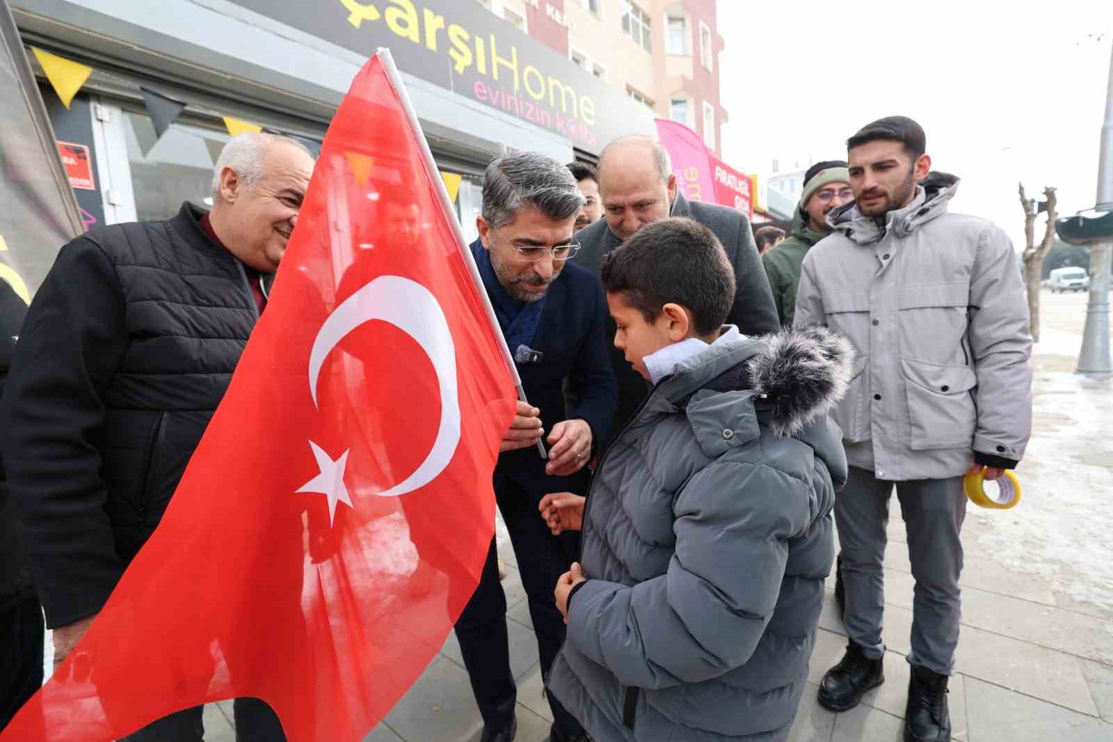 Başkan Küçükoğlu Aziziye’de bayrak dağıttı
