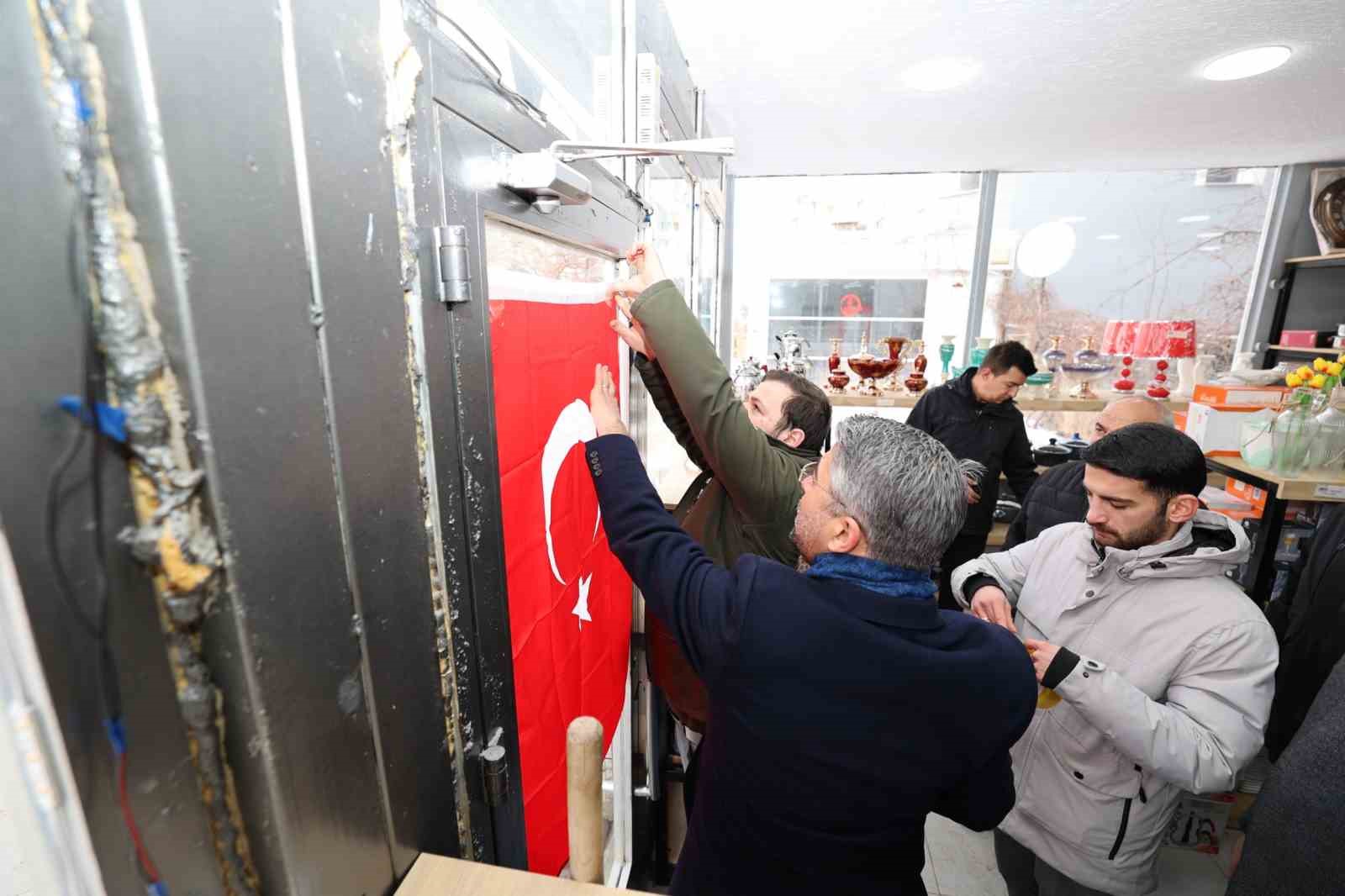 Başkan Küçükoğlu Aziziye’de bayrak dağıttı
