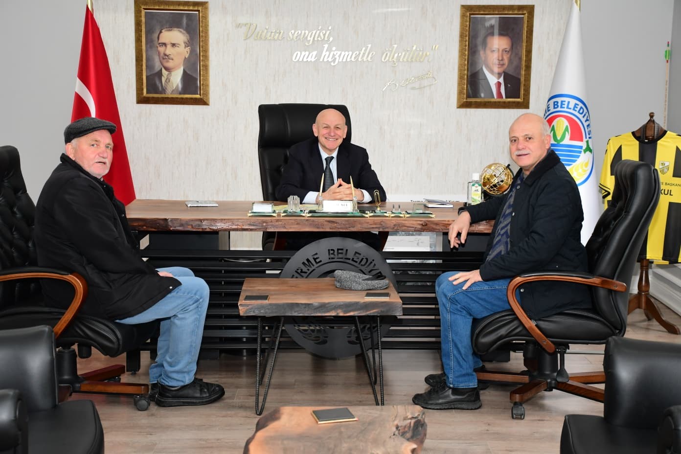 Başkan Kul: "Gönül kapılarımız vatandaşlarımıza her zaman sonuna kadar açık"
Başkan Kul: "Gönül kapılarımız vatandaşlarımıza her zaman sonuna kadar açık"