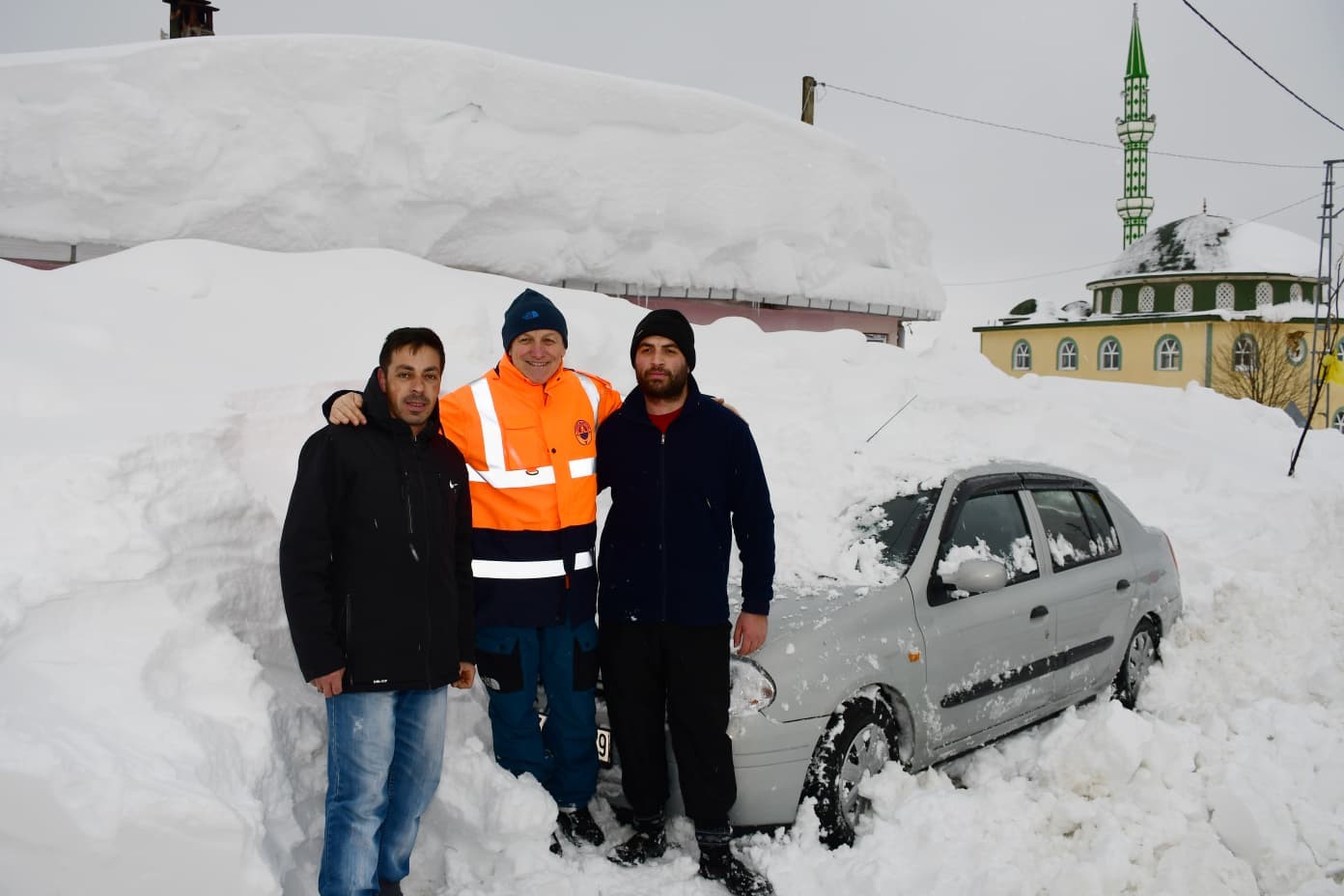 Başkan Kul: "Sadece yolları değil, gönülleri de açmaya geldik"
Başkan Kul: "Sadece yolları değil, gönülleri de açmaya geldik"