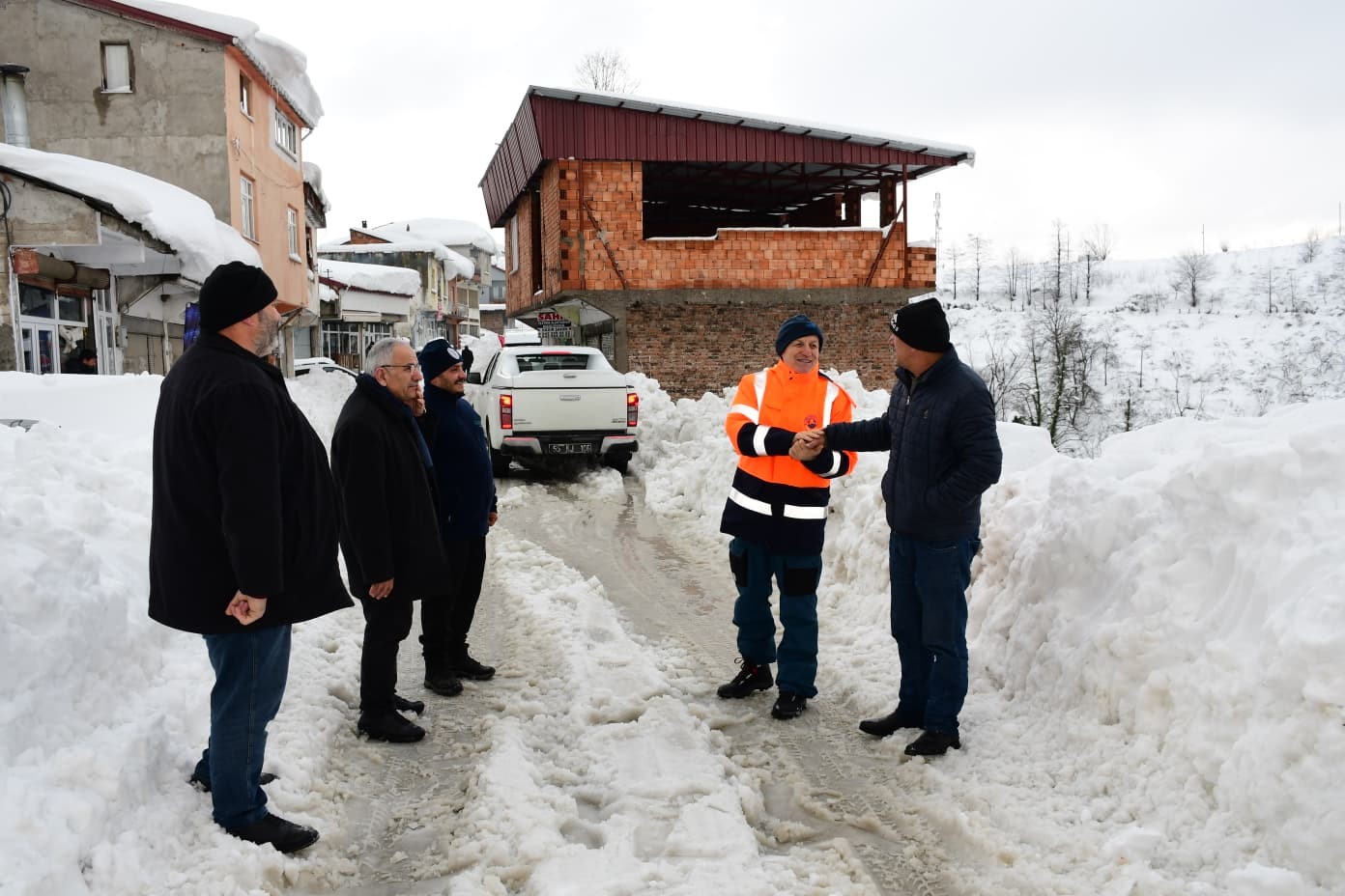 Başkan Kul: "Sadece yolları değil, gönülleri de açmaya geldik"
Başkan Kul: "Sadece yolları değil, gönülleri de açmaya geldik"
