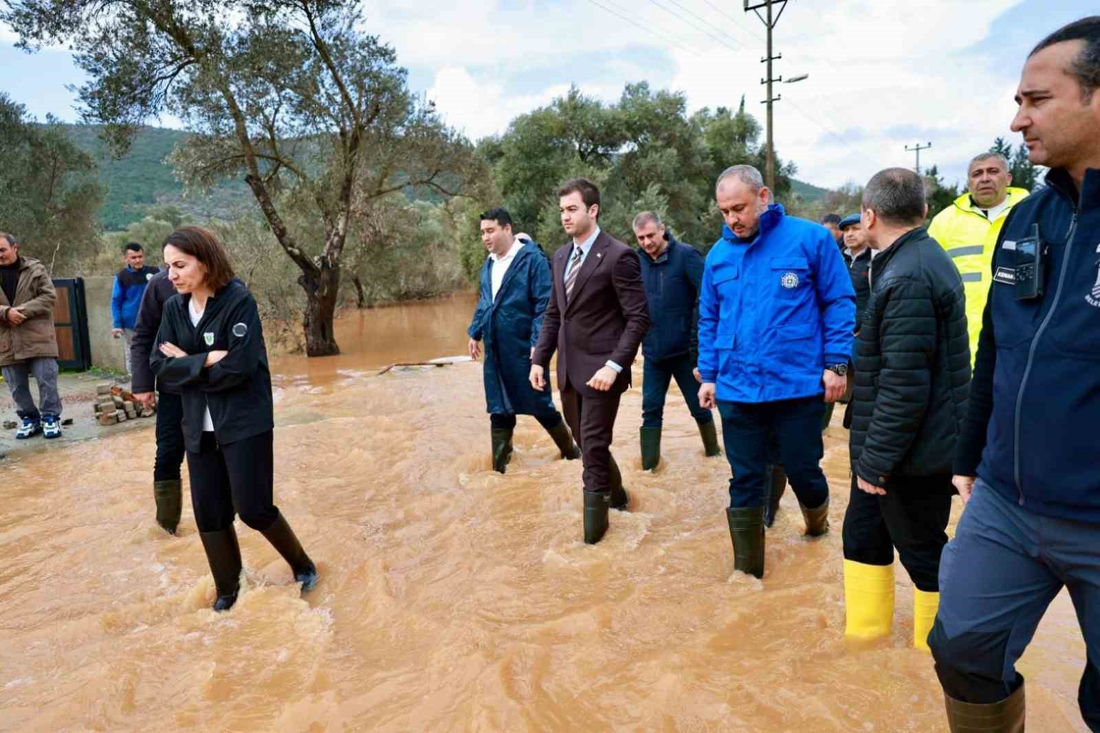 Başkan Mandalinci su taşkınlarının yaşandığı Kızılağaç’ta incelemelerde bulundu
