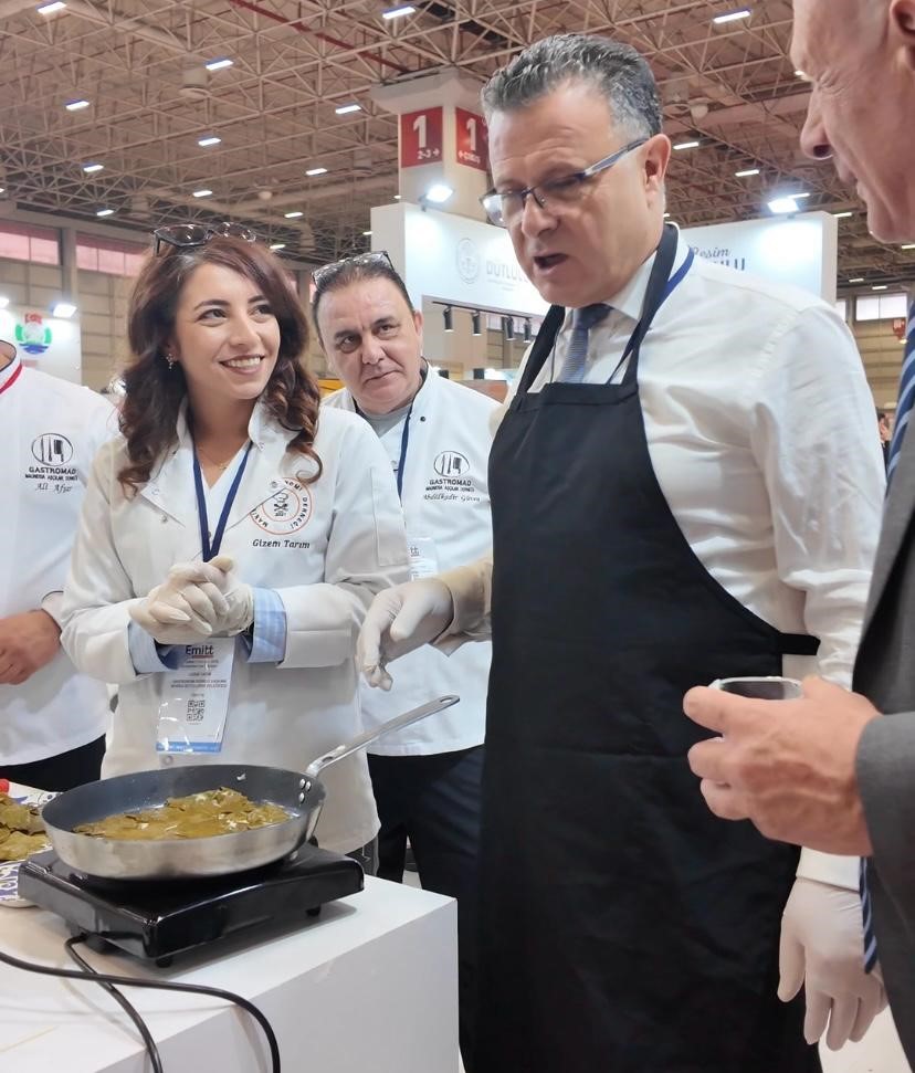 Başkan önlük giydi, Alaşehir’i EMITT’te tanıttı
