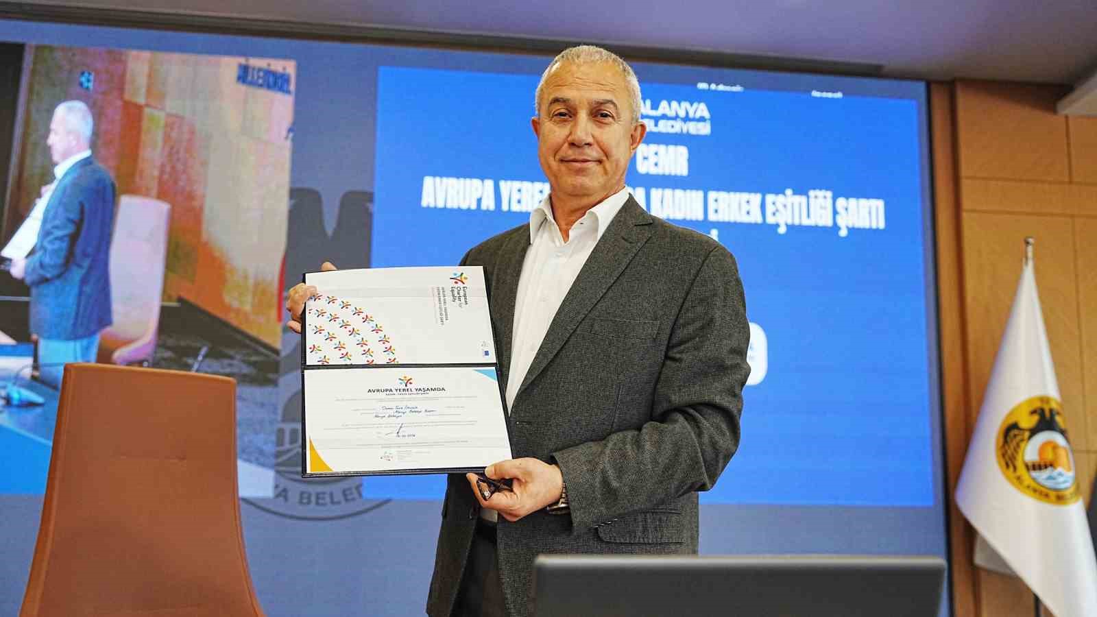 Başkan Özçelik, CEMR Avrupa Yerel Yaşamda Kadın-Erkek Eşitliği Şartı’nı imzaladı
