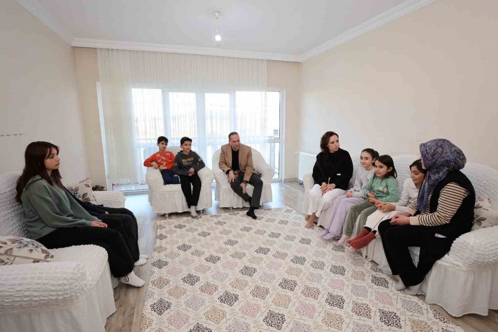 Başkan Özdemir’den çat kapı ziyaret
Başkan Özdemir’den çat kapı ziyaret