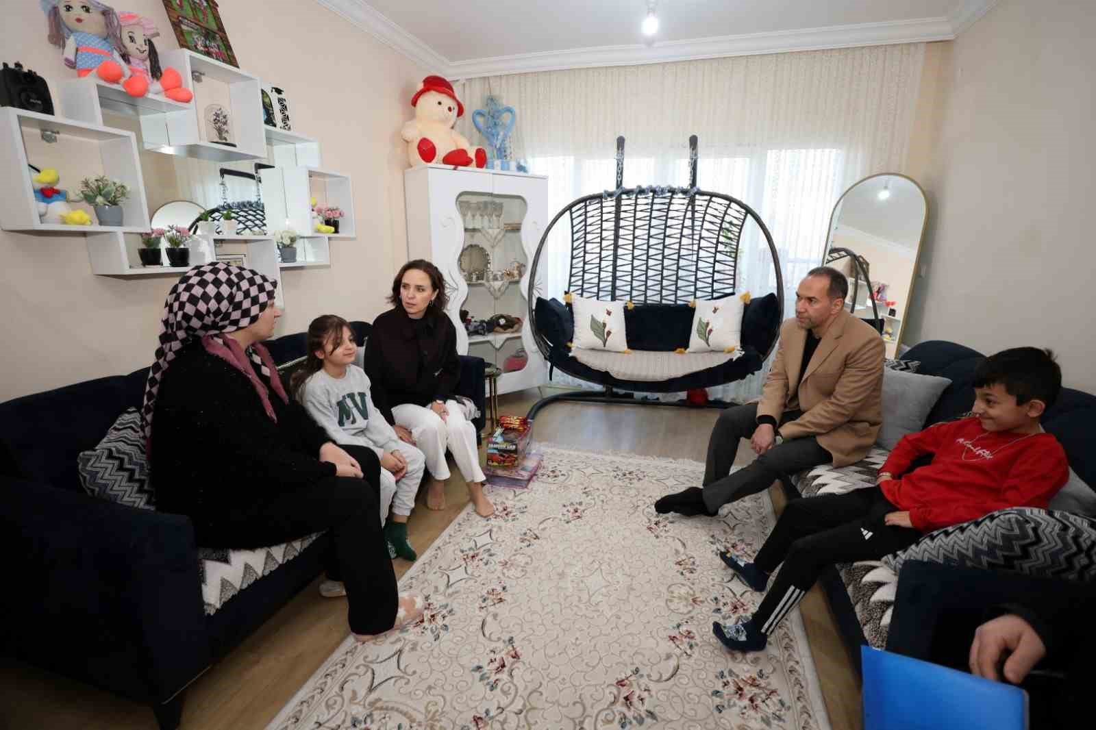 Başkan Özdemir’den çat kapı ziyaret
Başkan Özdemir’den çat kapı ziyaret