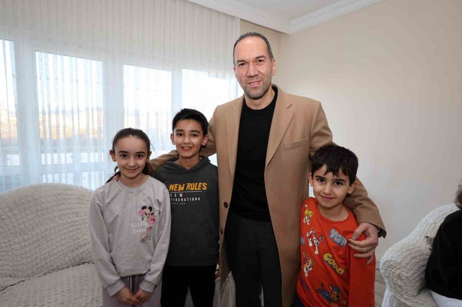 Başkan Özdemir’den çat kapı ziyaret
Başkan Özdemir’den çat kapı ziyaret