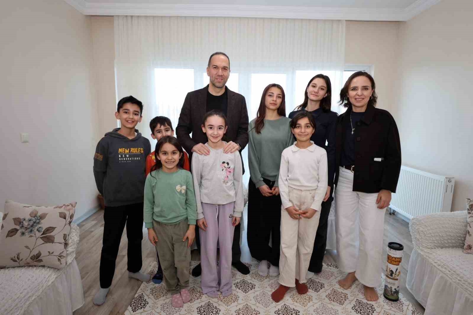 Başkan Özdemir’den çat kapı ziyaret
Başkan Özdemir’den çat kapı ziyaret