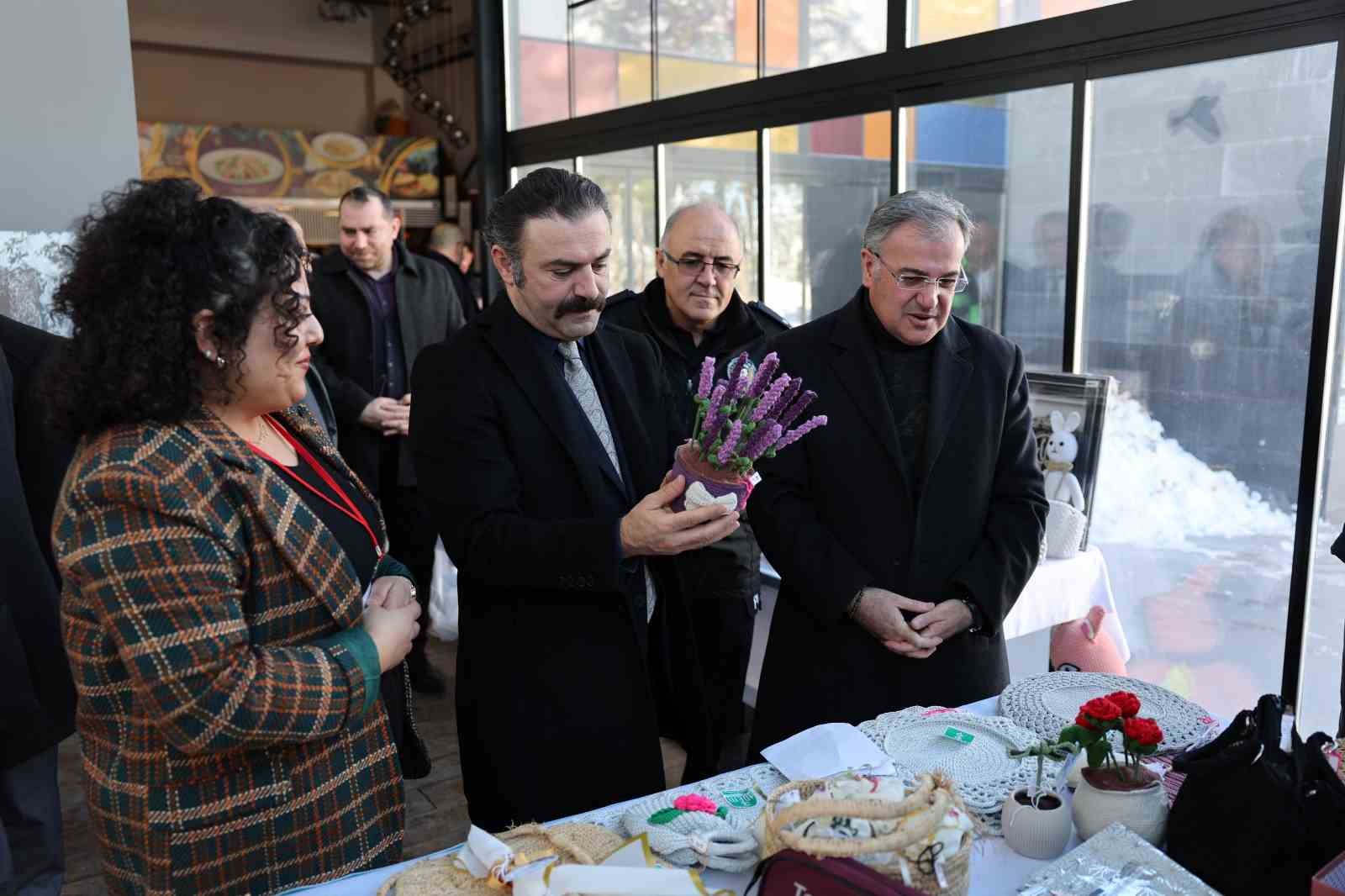Başkan Özdoğan: "Hacılar ADEM, toplum yapısını güçlendiriyor"
Başkan Özdoğan: "Hacılar ADEM, toplum yapısını güçlendiriyor"