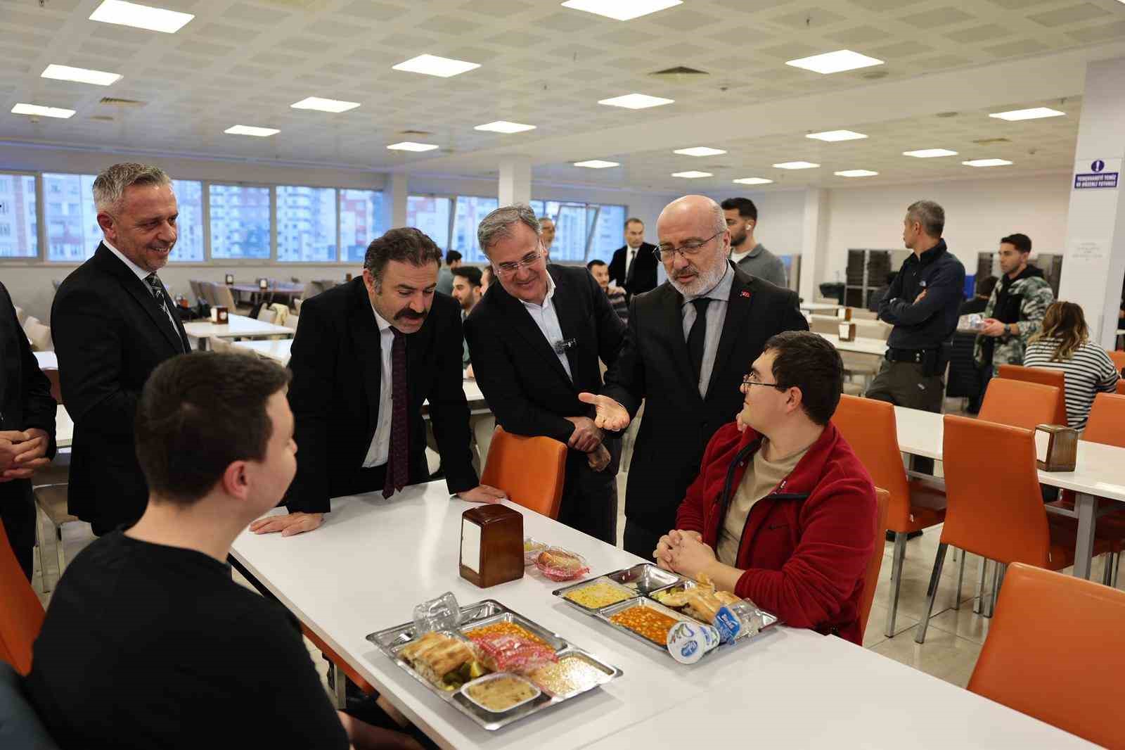 Başkan Özdoğan, KAYÜ öğrencileriyle iftar sofrasında buluştu
