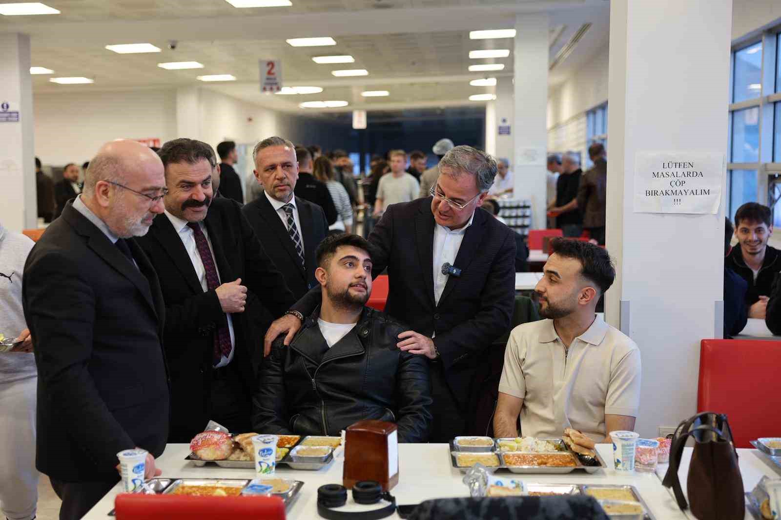 Başkan Özdoğan, KAYÜ öğrencileriyle iftar sofrasında buluştu
