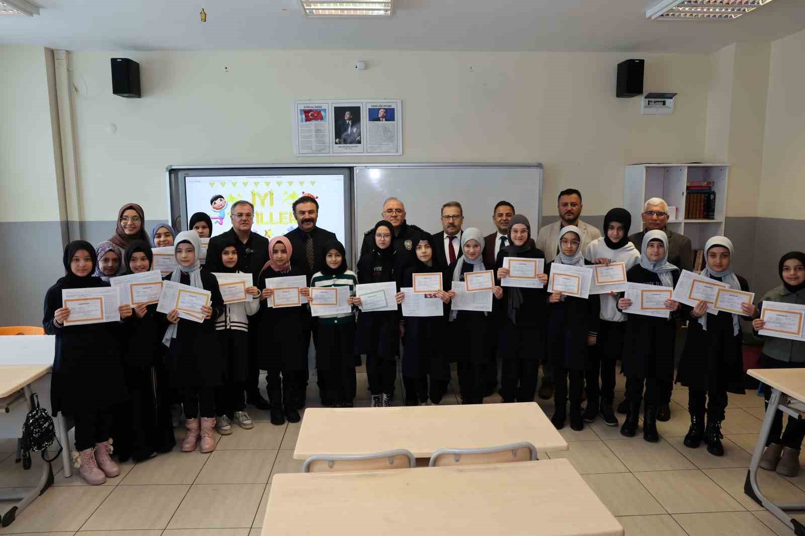 Başkan Özdoğan, öğrencilerin karne heyecanına ortak oldu
