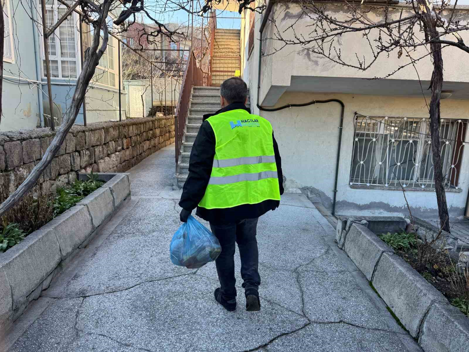 Başkan Özdoğan’dan Hacılar’da Ramazan dayanışması
Başkan Özdoğan’dan Hacılar’da Ramazan dayanışması