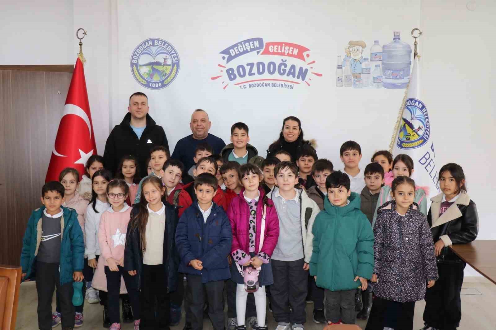 Başkan Özel, minik öğrencilerle bir araya geldi
