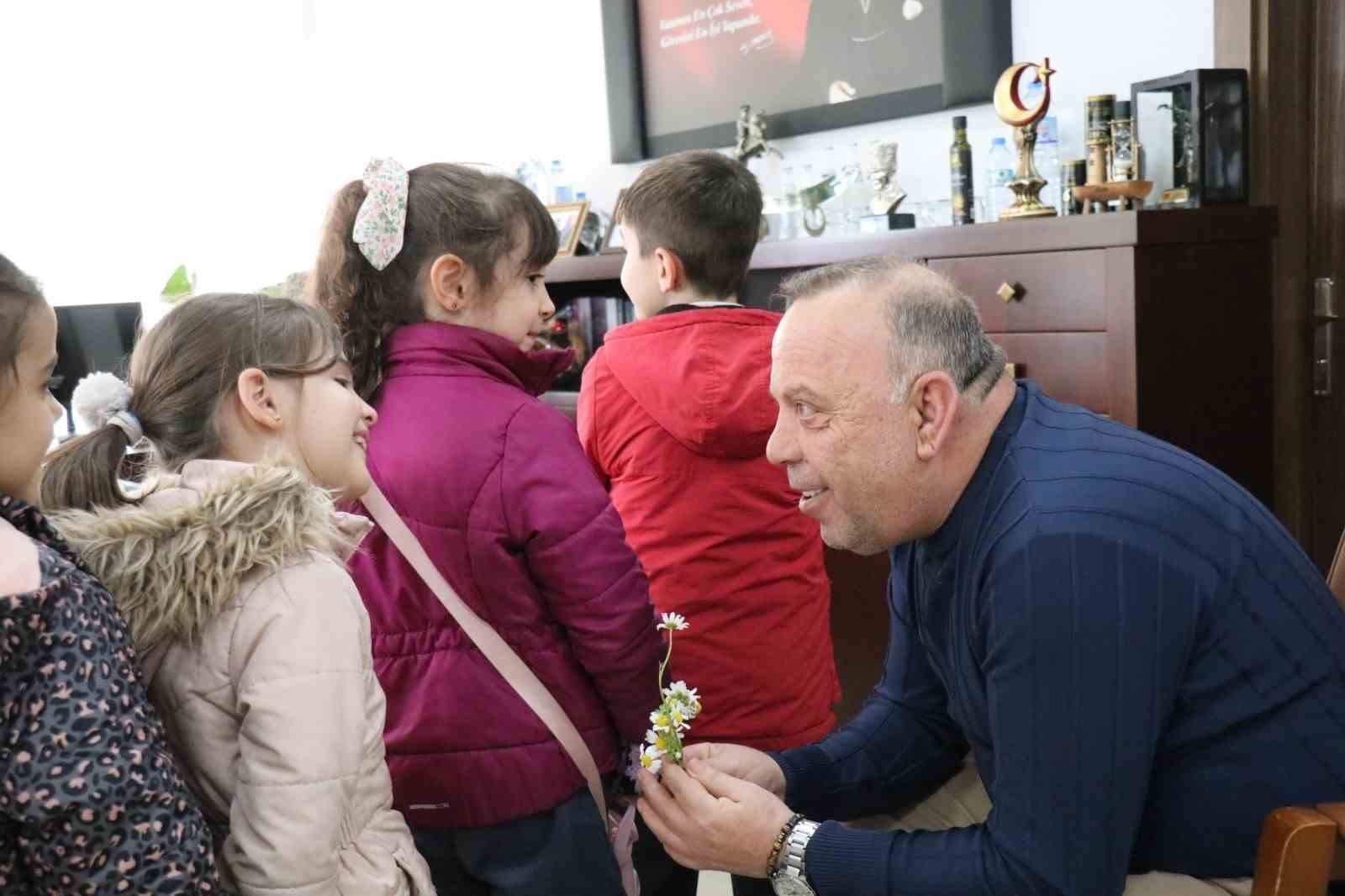 Başkan Özel, minik öğrencilerle bir araya geldi
