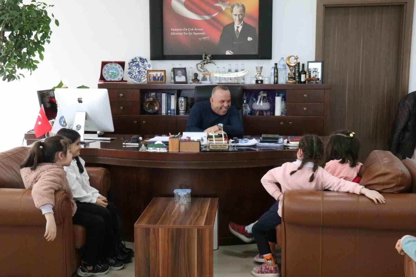 Başkan Özel, minik öğrencilerle bir araya geldi
