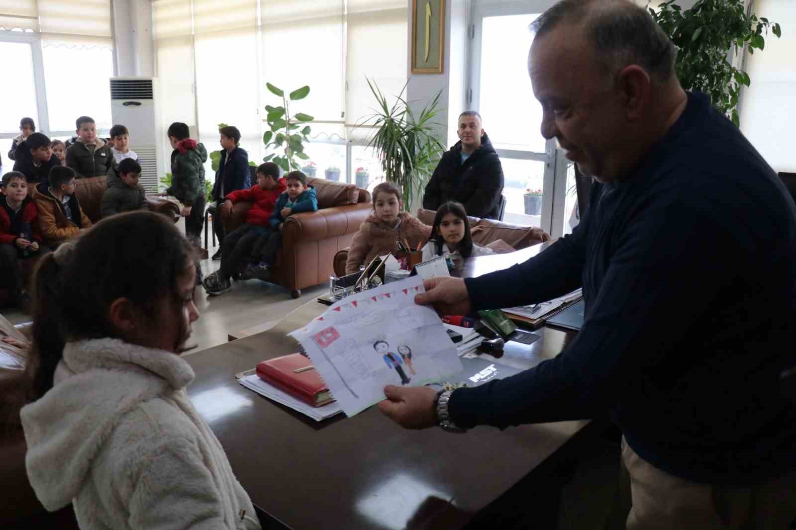 Başkan Özel, minik öğrencilerle bir araya geldi
