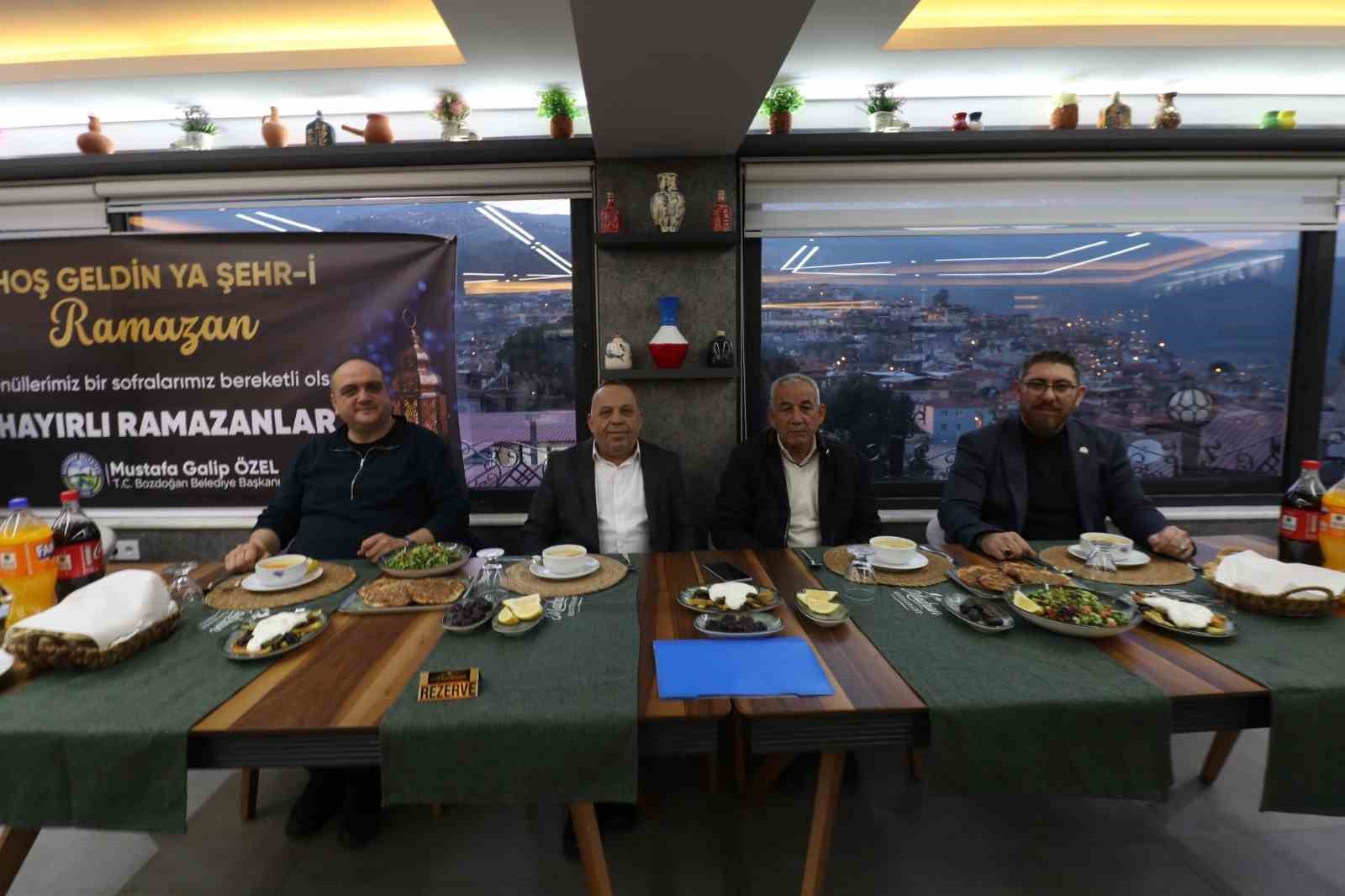 Başkan Özel, muhtarlarla iftarda bir araya geldi
