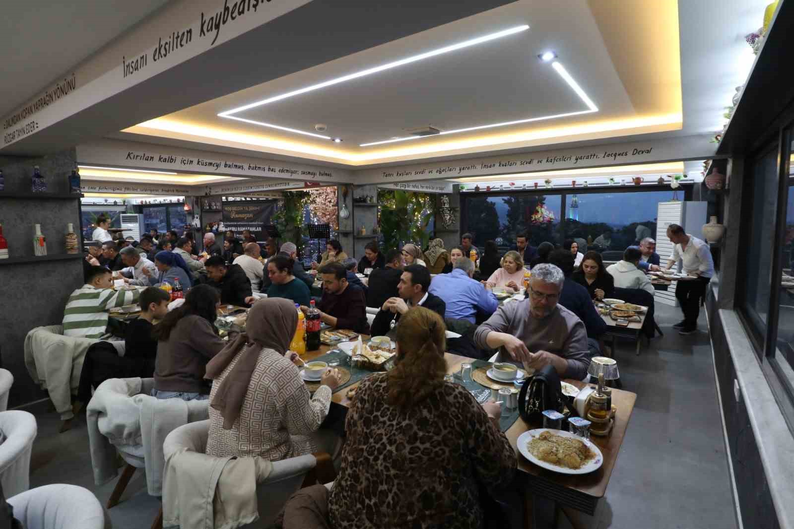 Başkan Özel, muhtarlarla iftarda bir araya geldi
