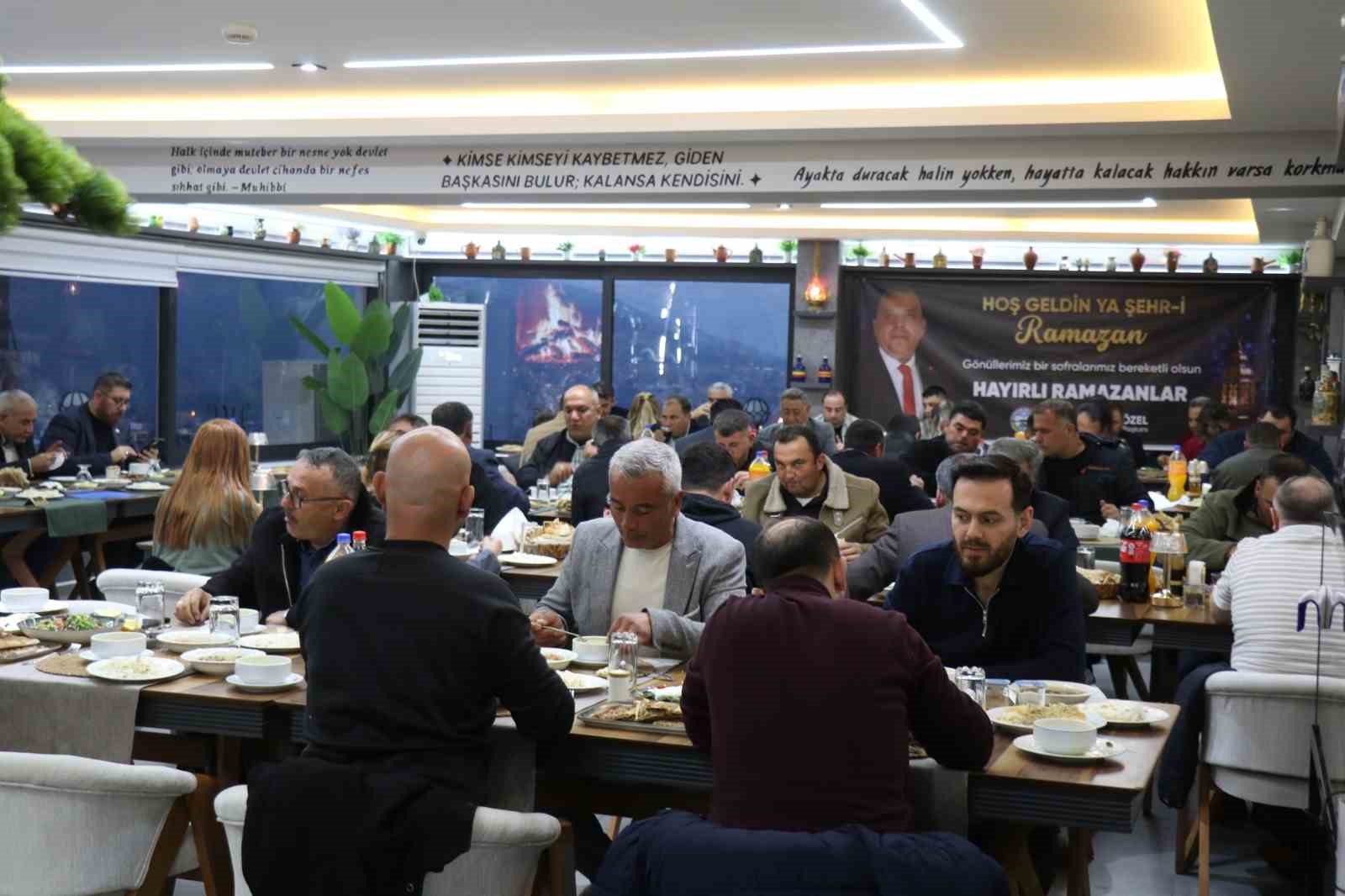 Başkan Özel, muhtarlarla iftarda bir araya geldi
