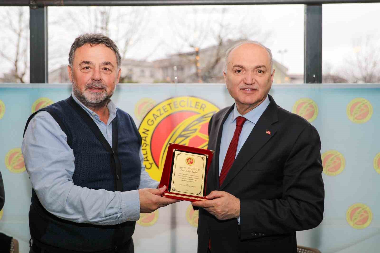 Başkan Özlü gazetecilerle bir araya geldi
