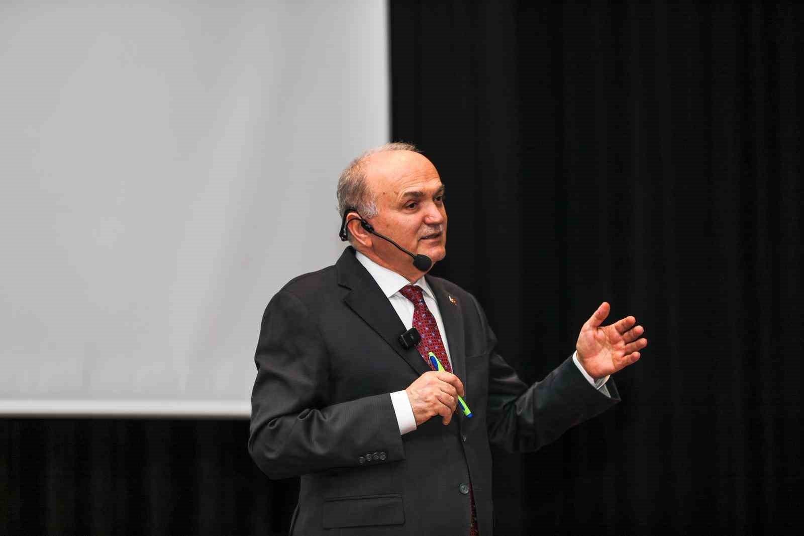 Başkan Özlü gençlere hem kariyer sırlarını hem de yeni hayalini anlattı
