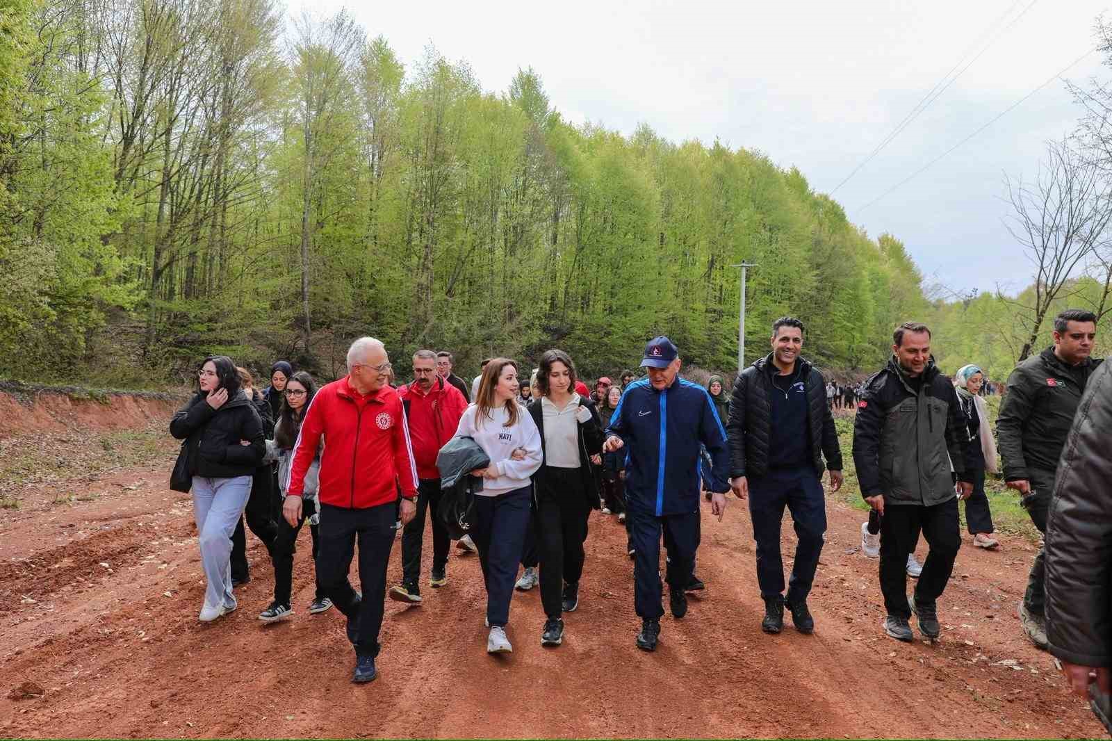 Başkan Özlü, gençlerle doğa yürüyüşü yaptı
