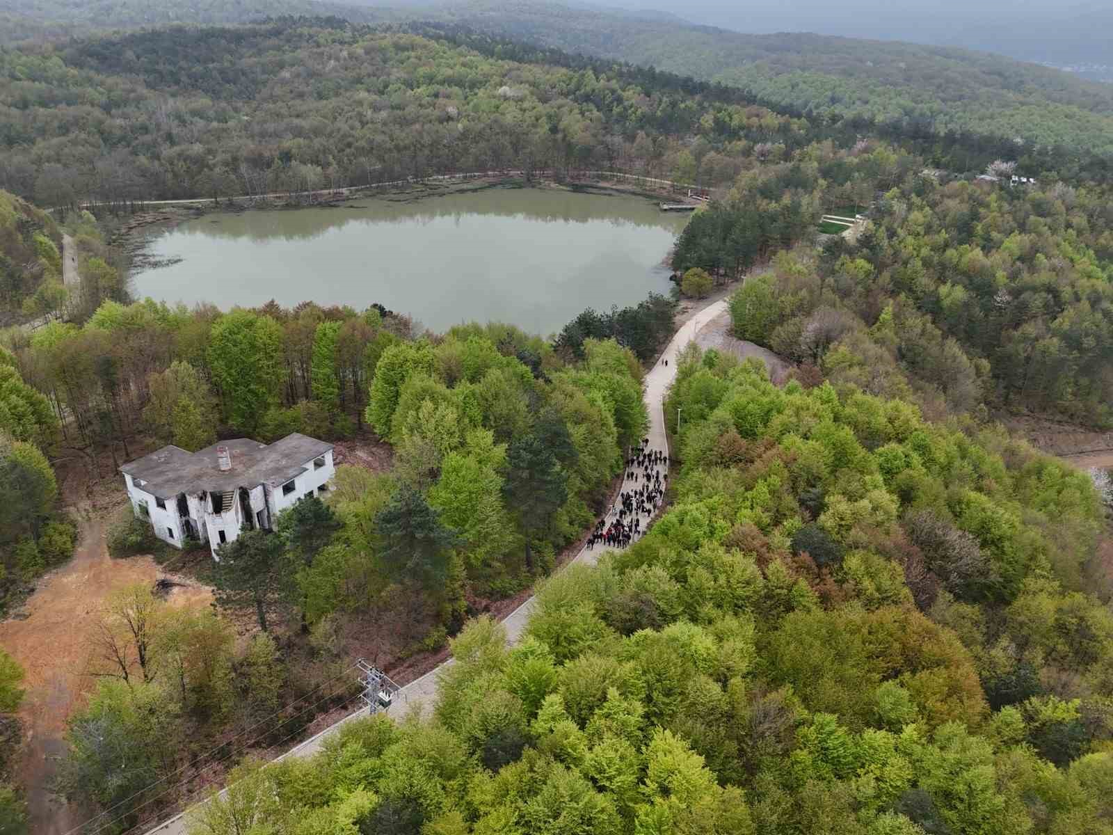 Başkan Özlü, gençlerle doğa yürüyüşü yaptı
