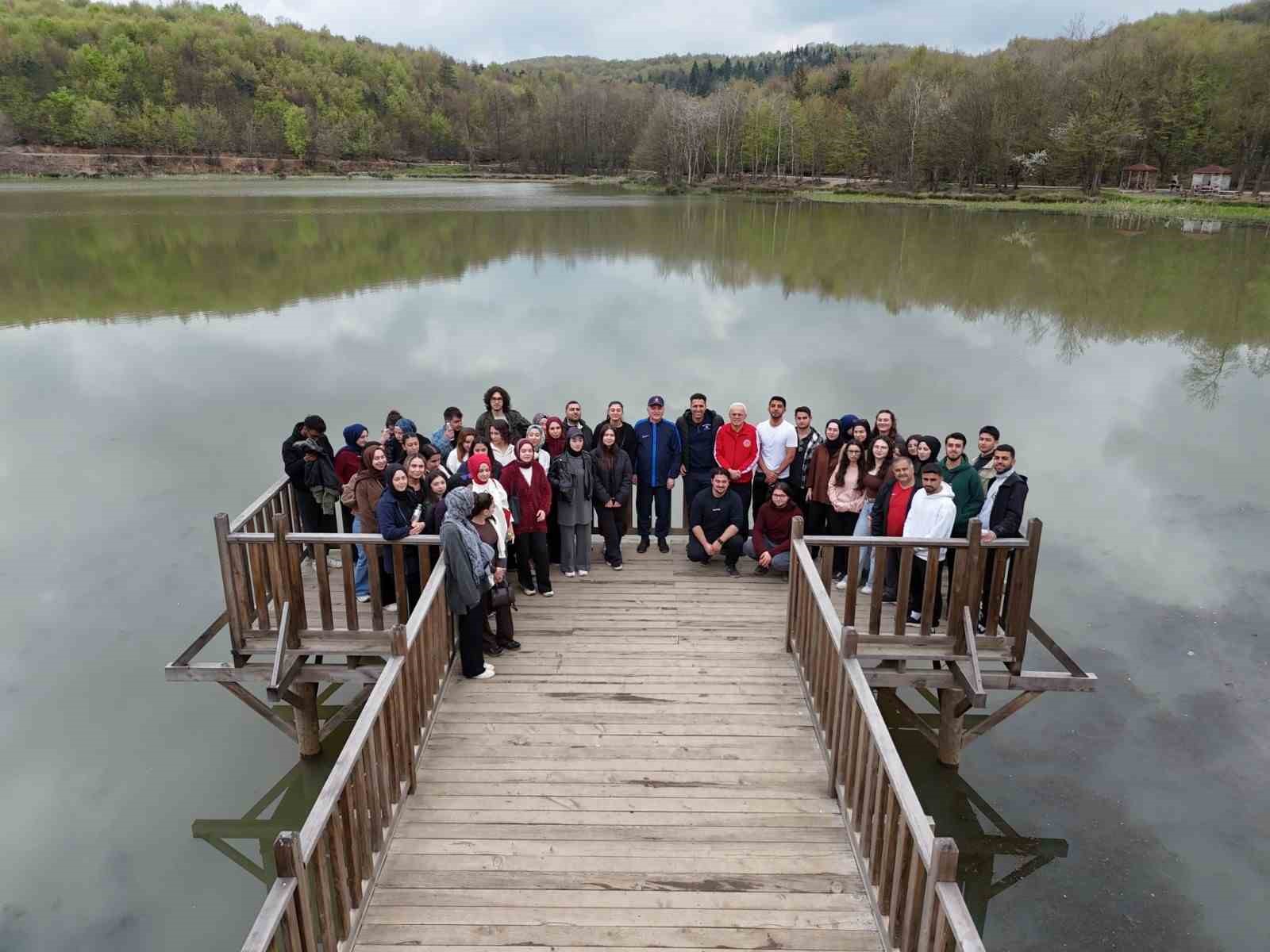 Başkan Özlü, gençlerle doğa yürüyüşü yaptı
