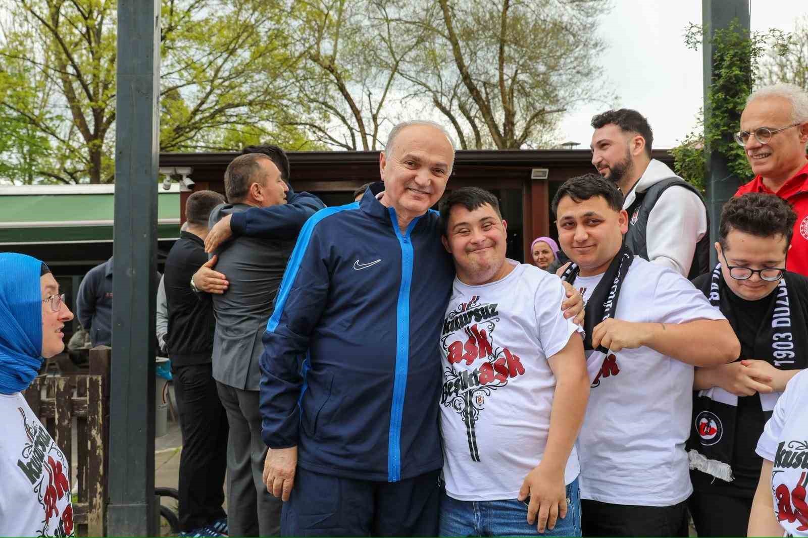 Başkan Özlü Kusursuz kafenin özel çalışanlarıyla masa tenisi oynadı
