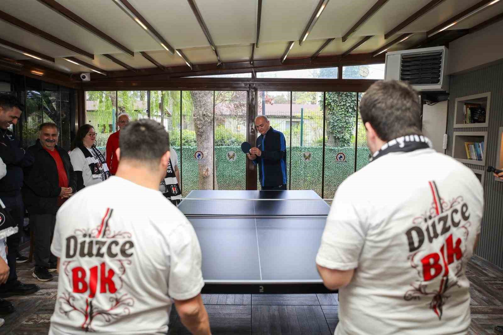 Başkan Özlü Kusursuz kafenin özel çalışanlarıyla masa tenisi oynadı
