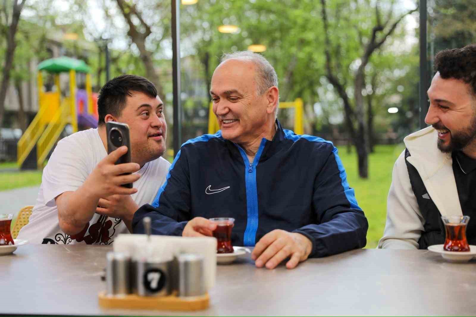 Başkan Özlü Kusursuz kafenin özel çalışanlarıyla masa tenisi oynadı
