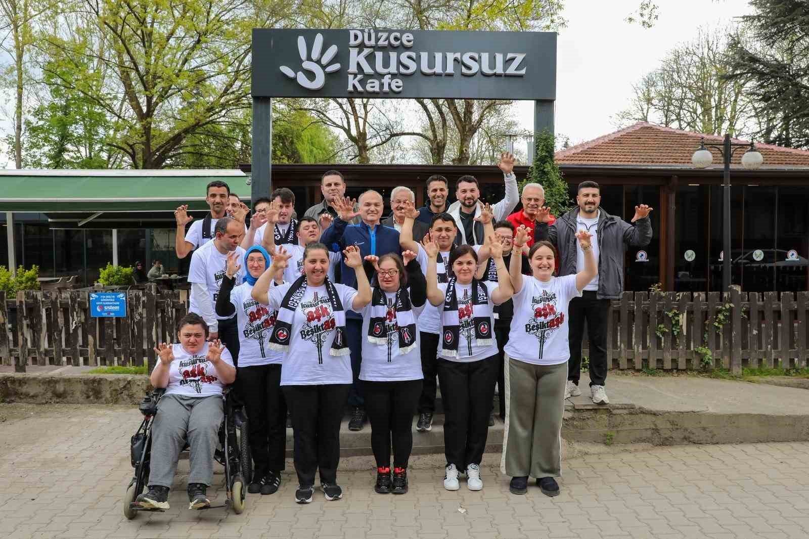 Başkan Özlü Kusursuz kafenin özel çalışanlarıyla masa tenisi oynadı
