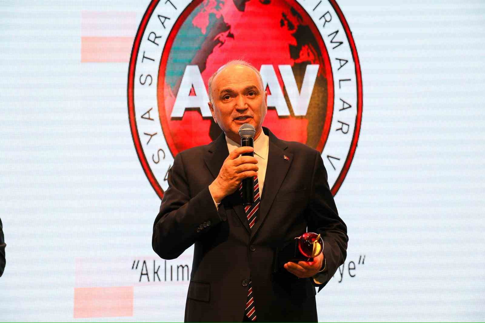 Başkan Özlü’ye ‘Kızıl Elma’ Ödülü
