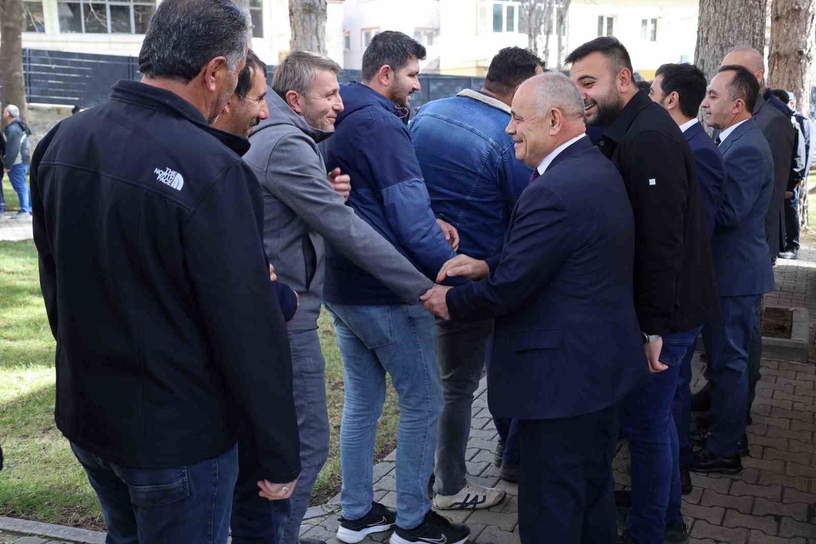 Başkan Öztürk belediye personelleri ile bayramlaştı
Başkan Öztürk belediye personelleri ile bayramlaştı