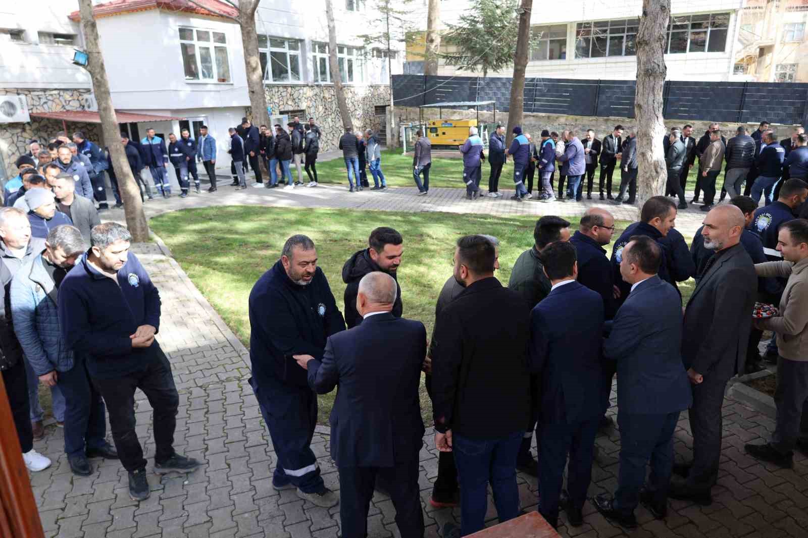 Başkan Öztürk belediye personelleri ile bayramlaştı
Başkan Öztürk belediye personelleri ile bayramlaştı