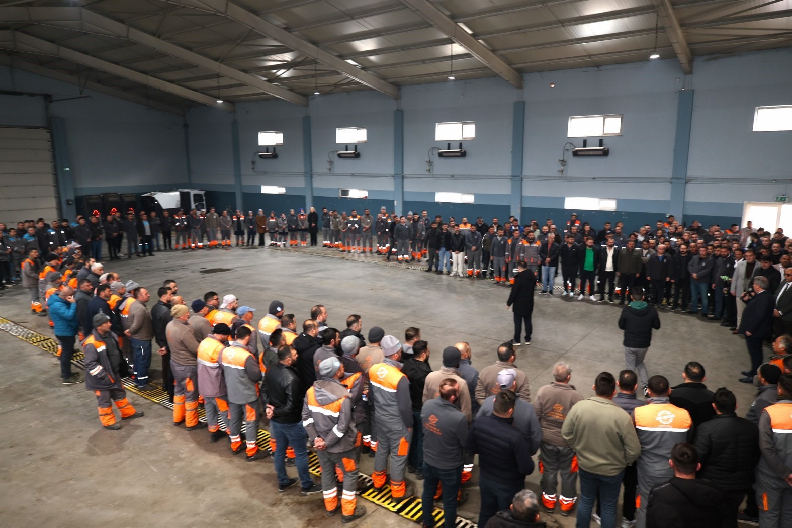 Başkan Palancıoğlu güne mesai arkadaşlarıyla bayramlaşarak başladı
Başkan Palancıoğlu güne mesai arkadaşlarıyla bayramlaşarak başladı