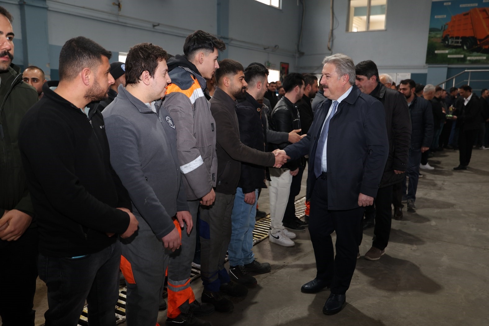 Başkan Palancıoğlu güne mesai arkadaşlarıyla bayramlaşarak başladı
Başkan Palancıoğlu güne mesai arkadaşlarıyla bayramlaşarak başladı