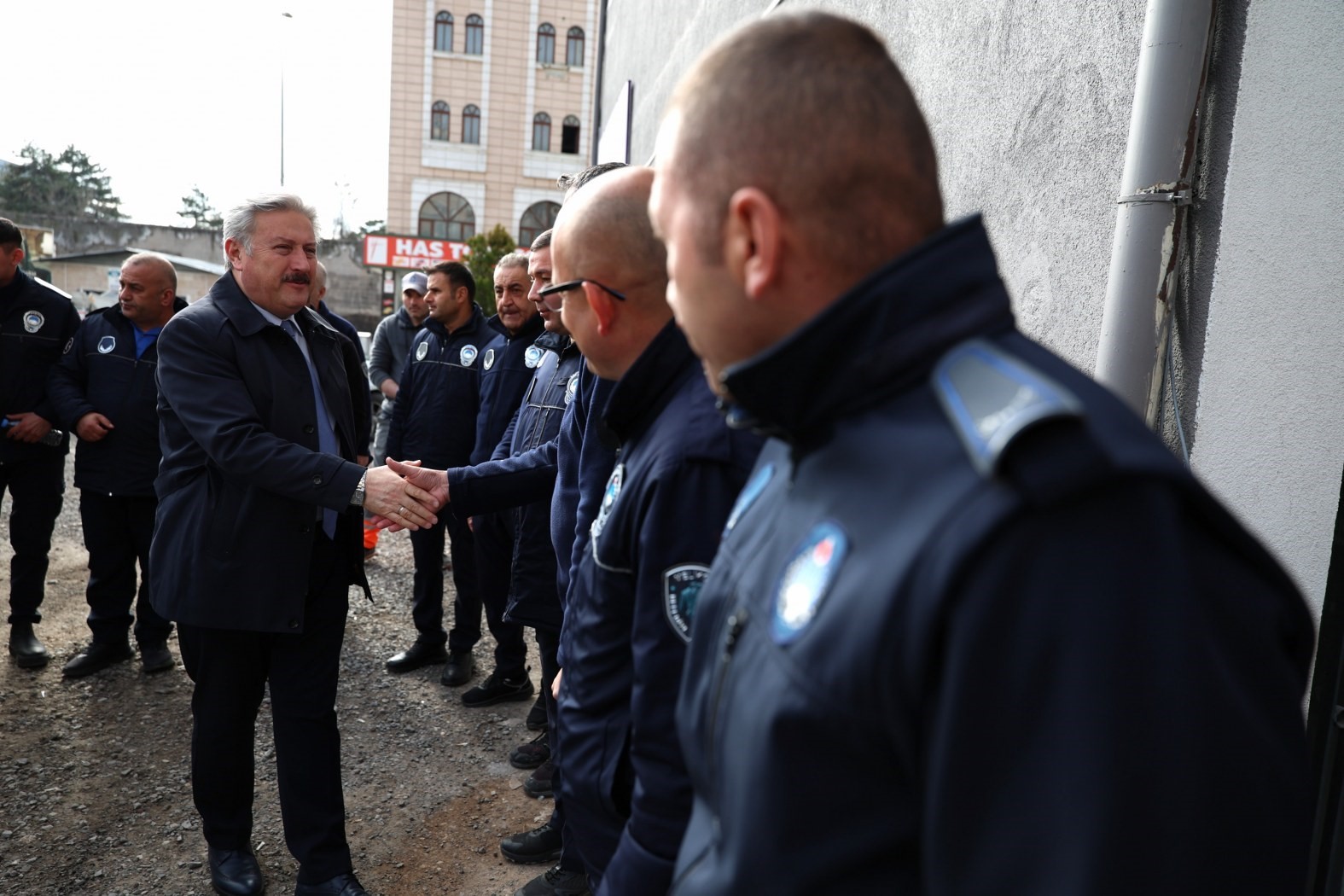 Başkan Palancıoğlu güne mesai arkadaşlarıyla bayramlaşarak başladı
Başkan Palancıoğlu güne mesai arkadaşlarıyla bayramlaşarak başladı