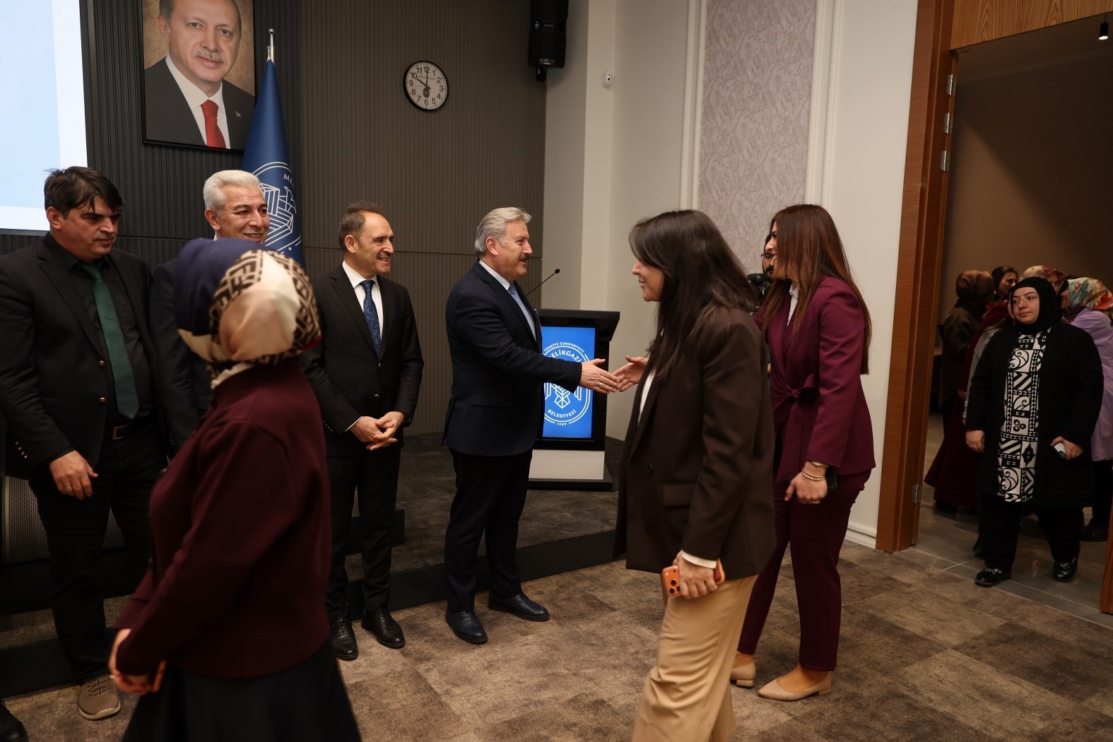 Başkan Palancıoğlu güne mesai arkadaşlarıyla bayramlaşarak başladı
Başkan Palancıoğlu güne mesai arkadaşlarıyla bayramlaşarak başladı