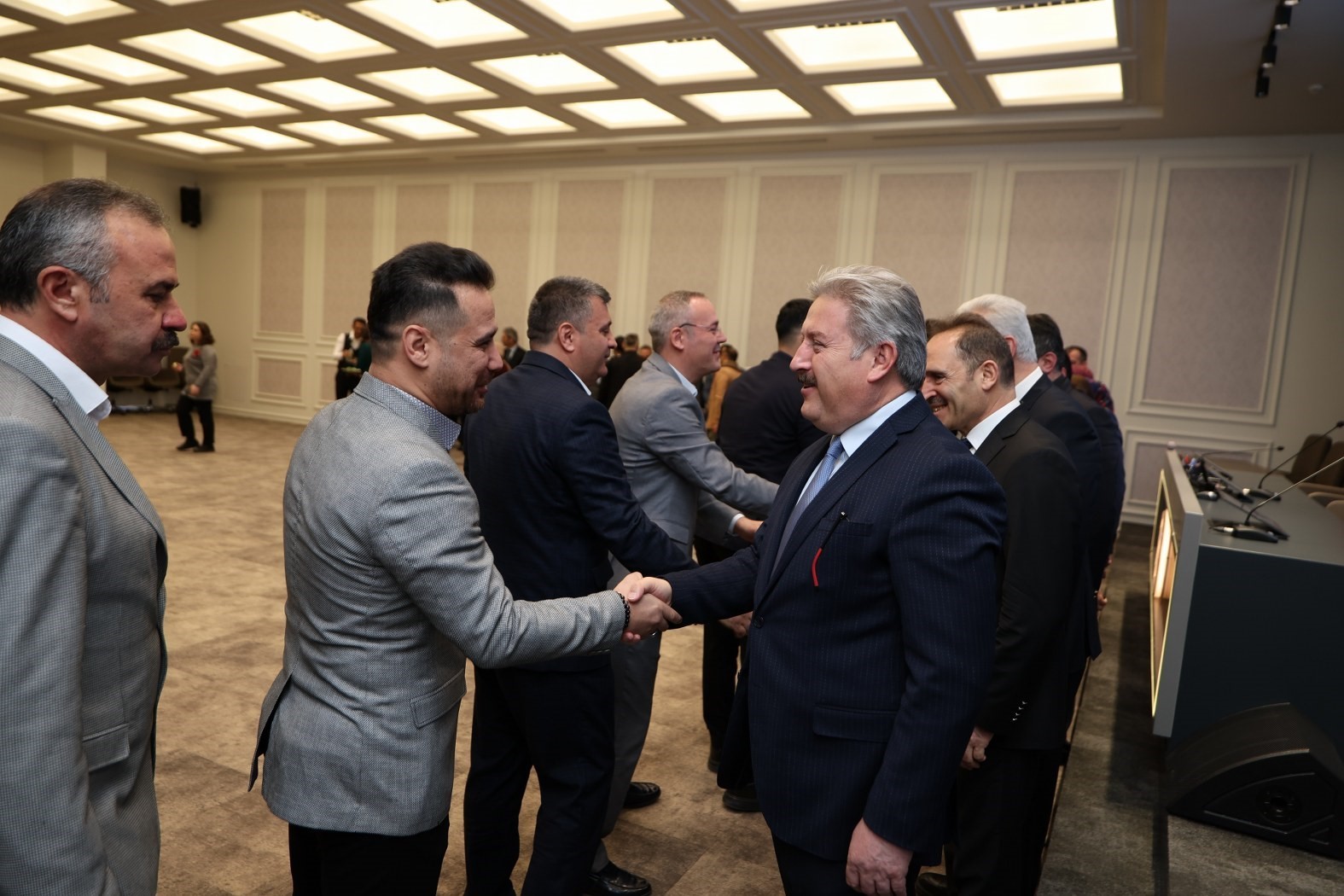 Başkan Palancıoğlu güne mesai arkadaşlarıyla bayramlaşarak başladı
Başkan Palancıoğlu güne mesai arkadaşlarıyla bayramlaşarak başladı