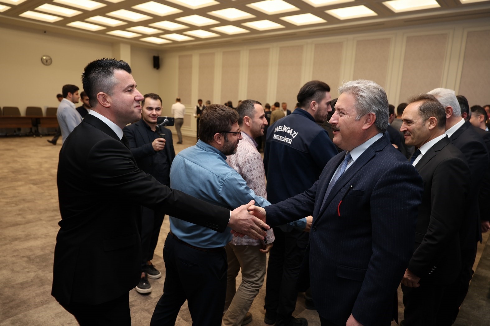 Başkan Palancıoğlu güne mesai arkadaşlarıyla bayramlaşarak başladı
Başkan Palancıoğlu güne mesai arkadaşlarıyla bayramlaşarak başladı