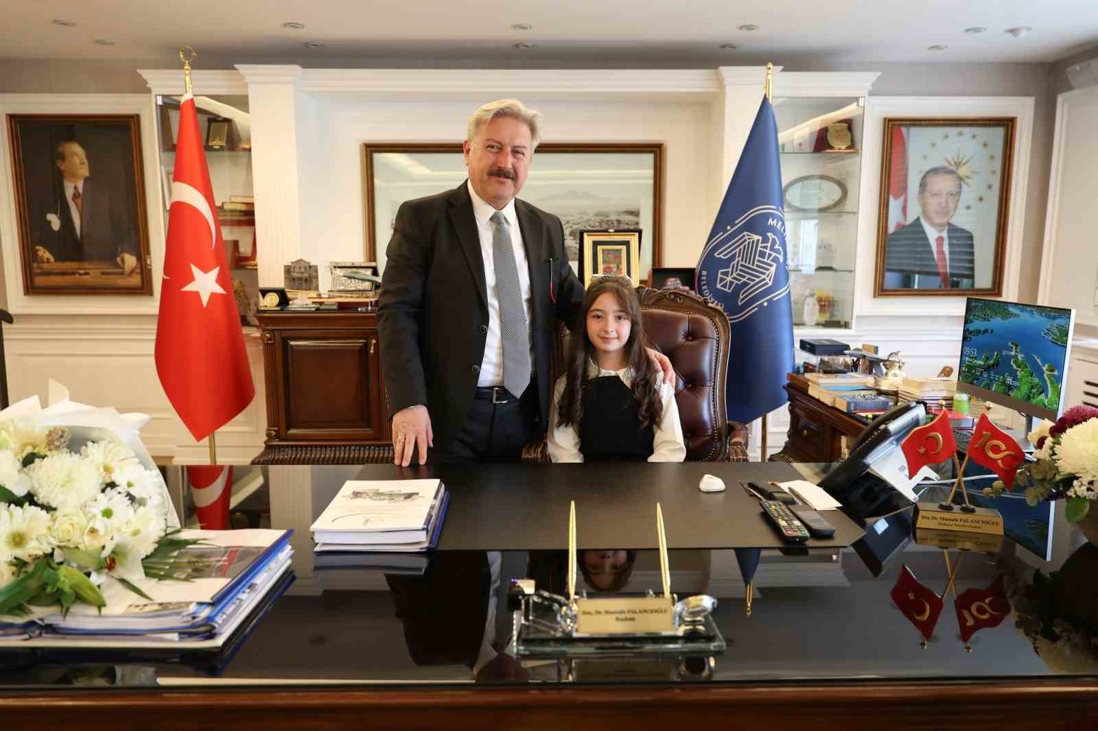 Başkan Palancıoğlu, koltuğunu küçük Toprak’a bıraktı
