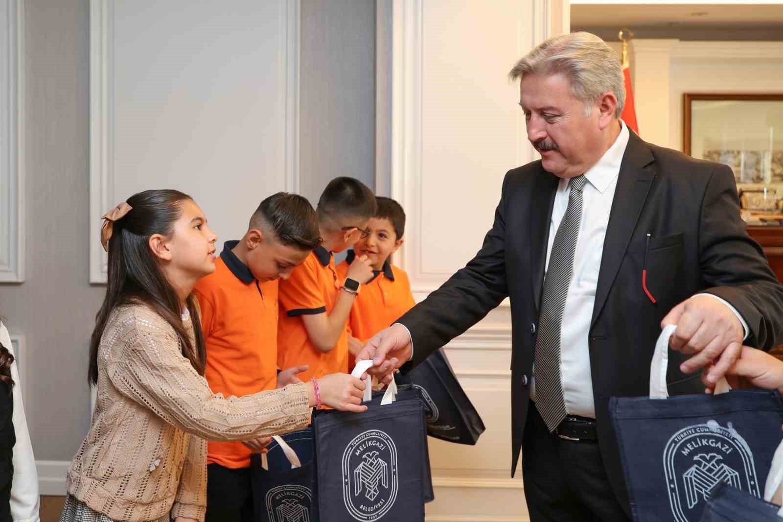 Başkan Palancıoğlu, koltuğunu küçük Toprak’a bıraktı
