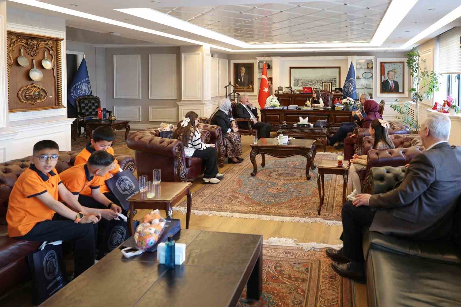 Başkan Palancıoğlu, koltuğunu küçük Toprak’a bıraktı
