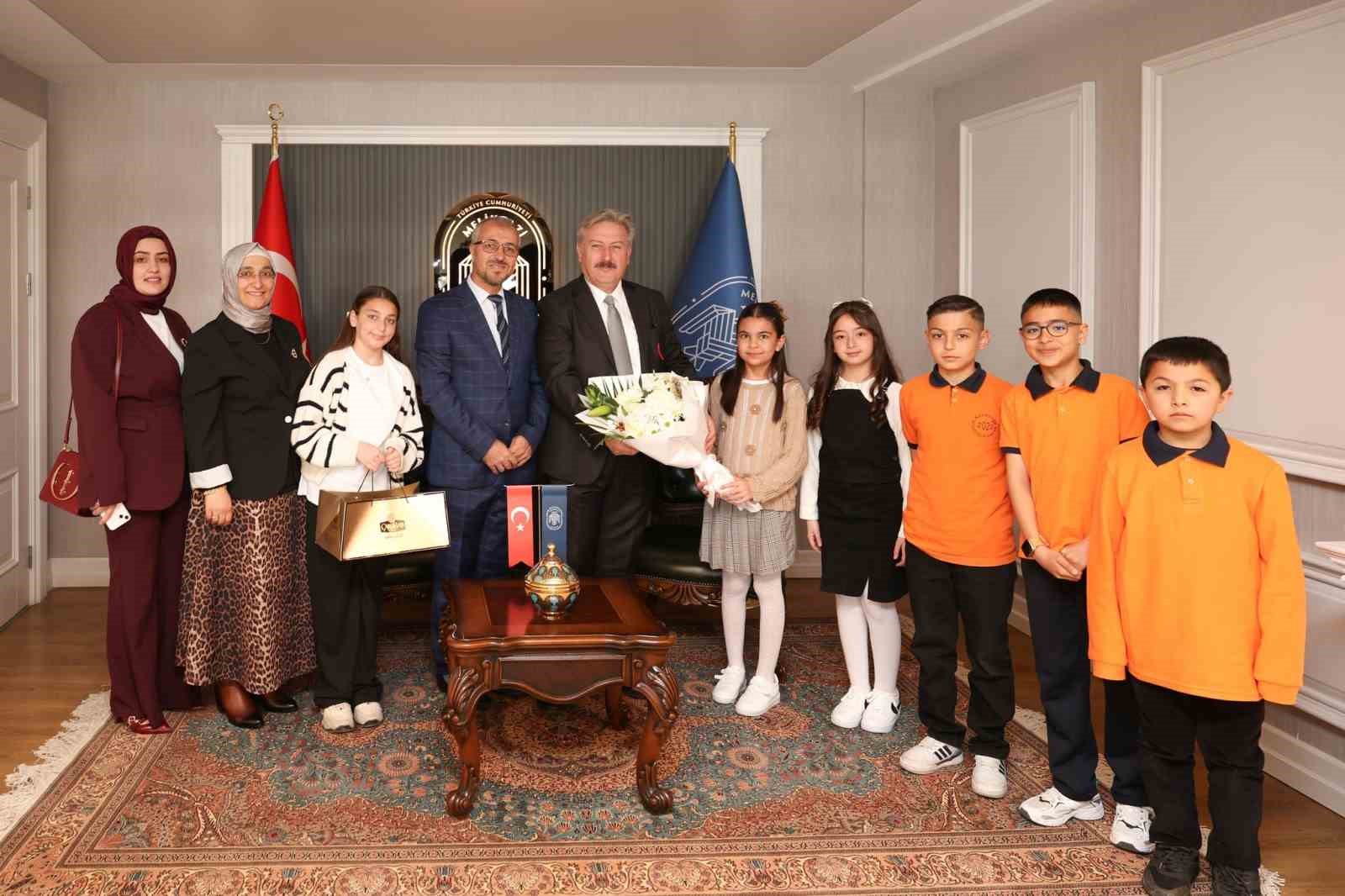 Başkan Palancıoğlu, koltuğunu küçük Toprak’a bıraktı
