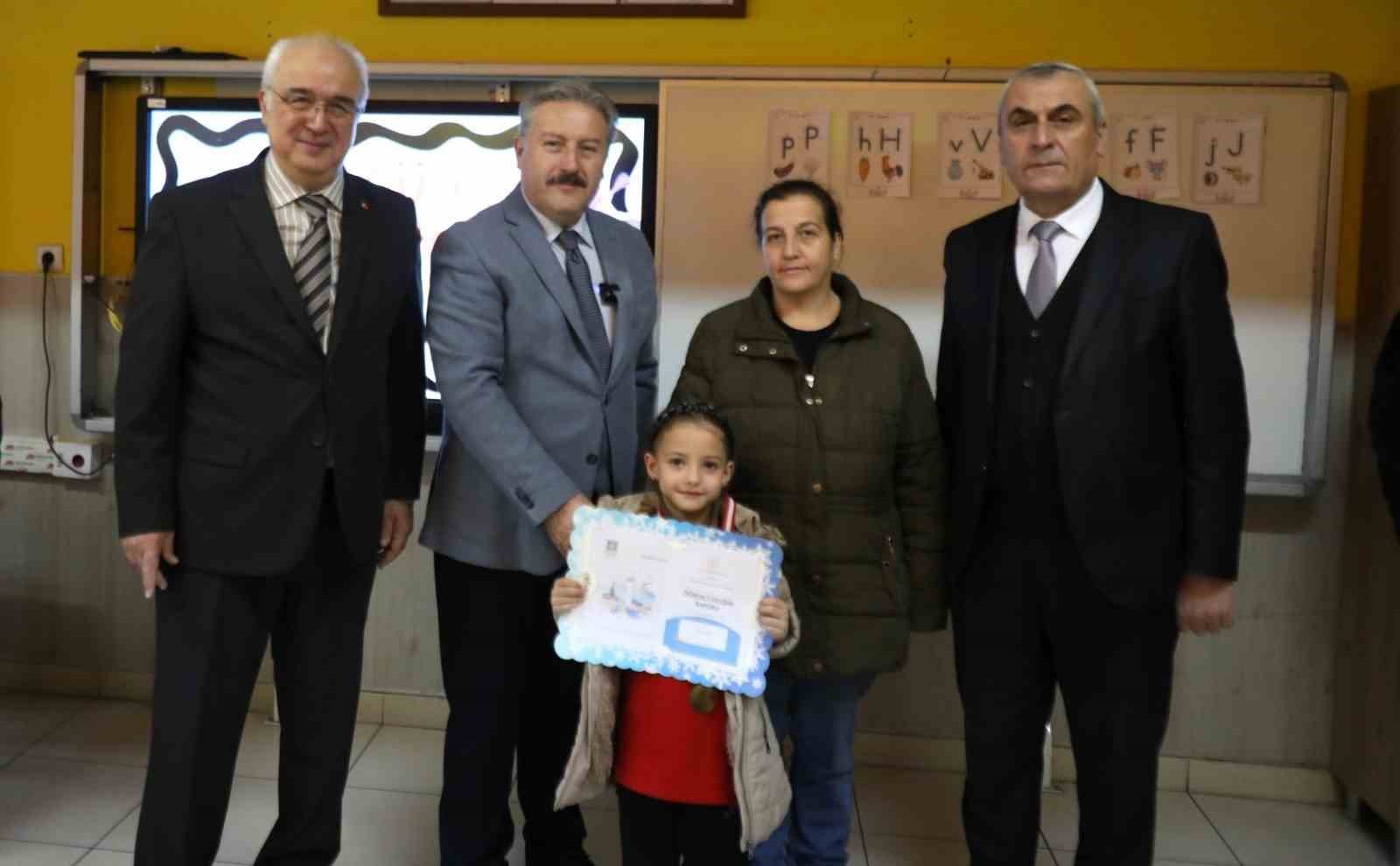 Başkan Palancıoğlu, yarıyıl tatiline çıkan öğrencilere karnelerini verdi
