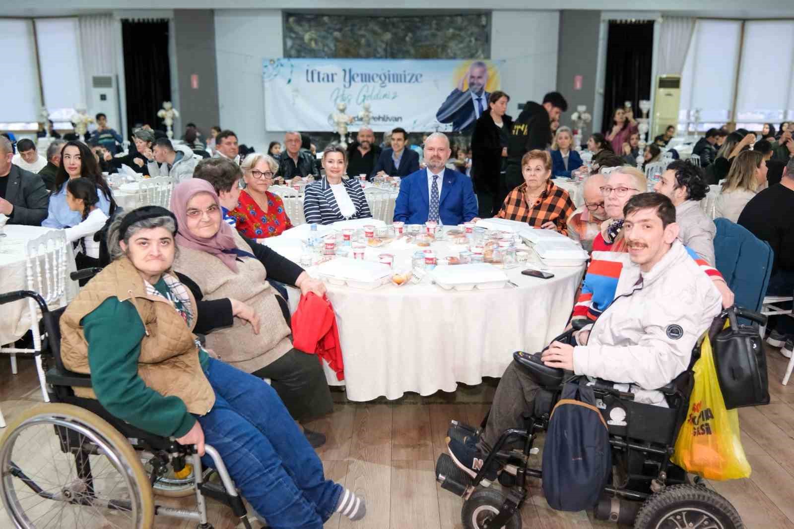 Başkan Pehlivan, Menemenlilerle gönül sofralarında buluştu
Başkan Pehlivan, Menemenlilerle gönül sofralarında buluştu